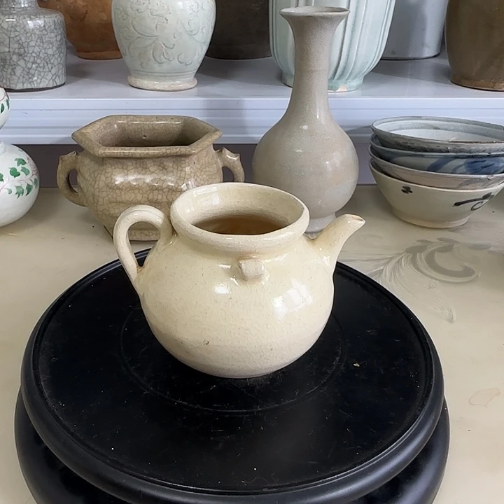 一个釉中彩青花罐子