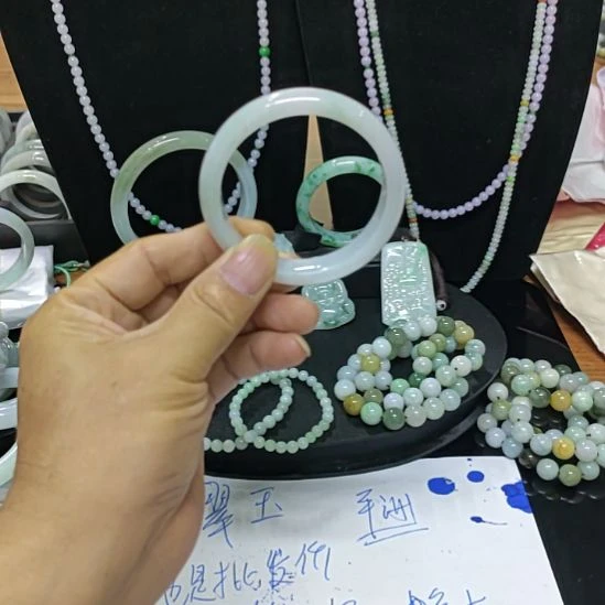 翡翠手镯未镶嵌有小包容33333333333333