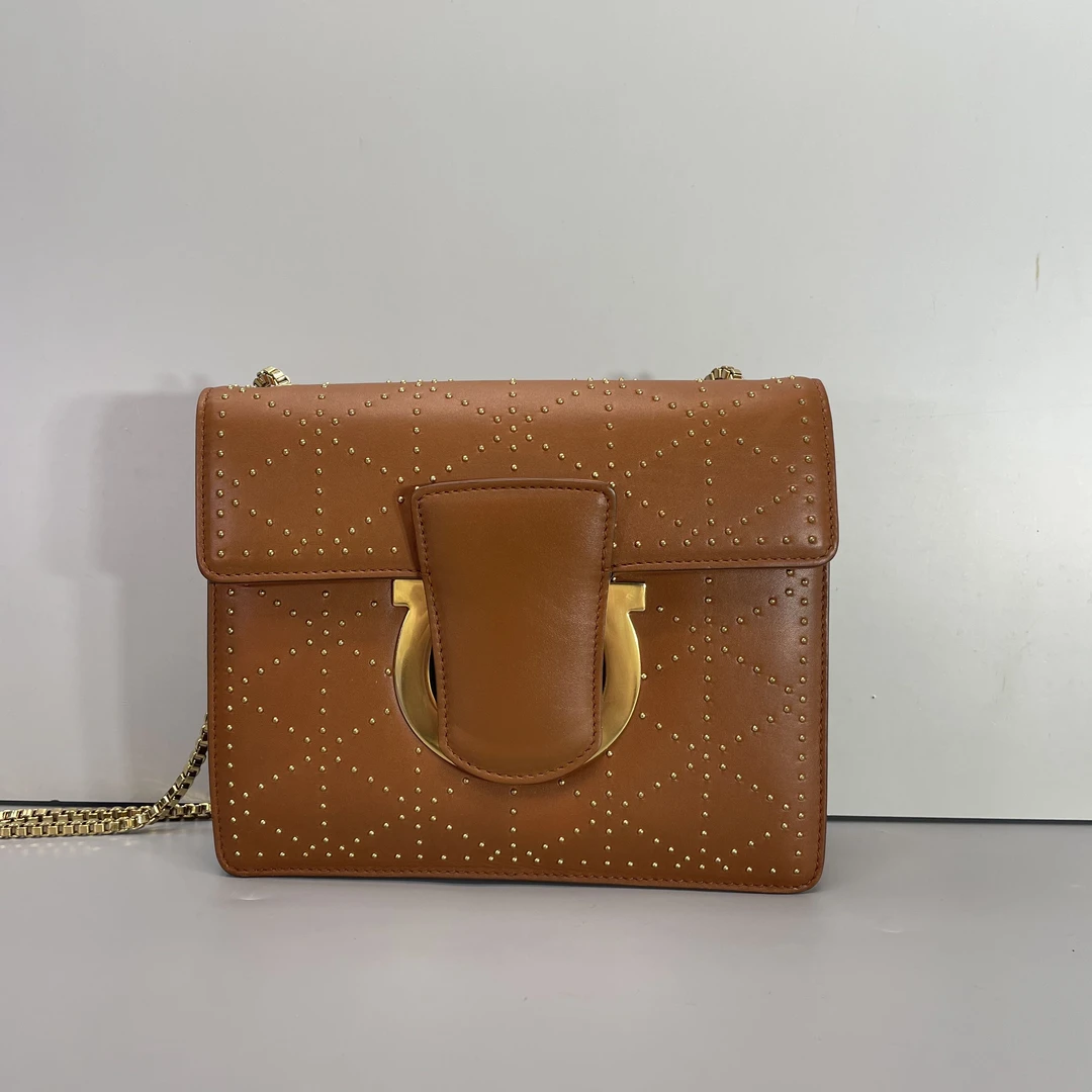 95新 FERRAGAMO/菲拉格慕 棕色链条单肩包19*17*6cmE022802