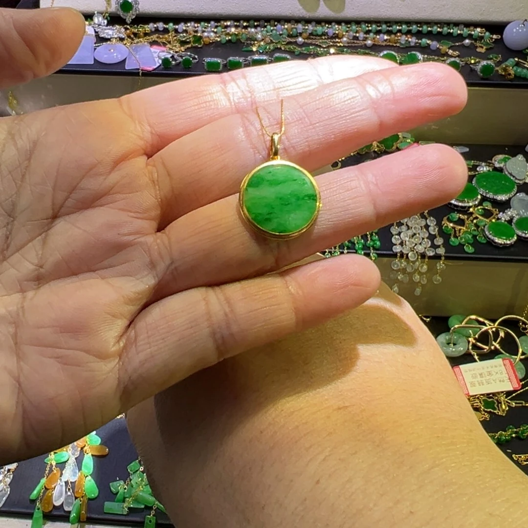 颈饰18K金镶嵌翡翠吊坠