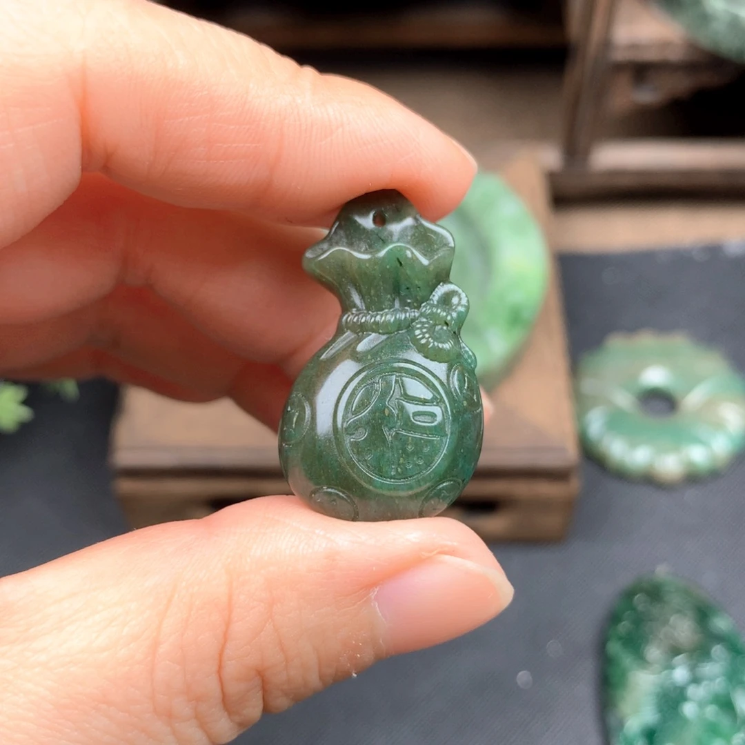 独山玉未镶嵌颈饰