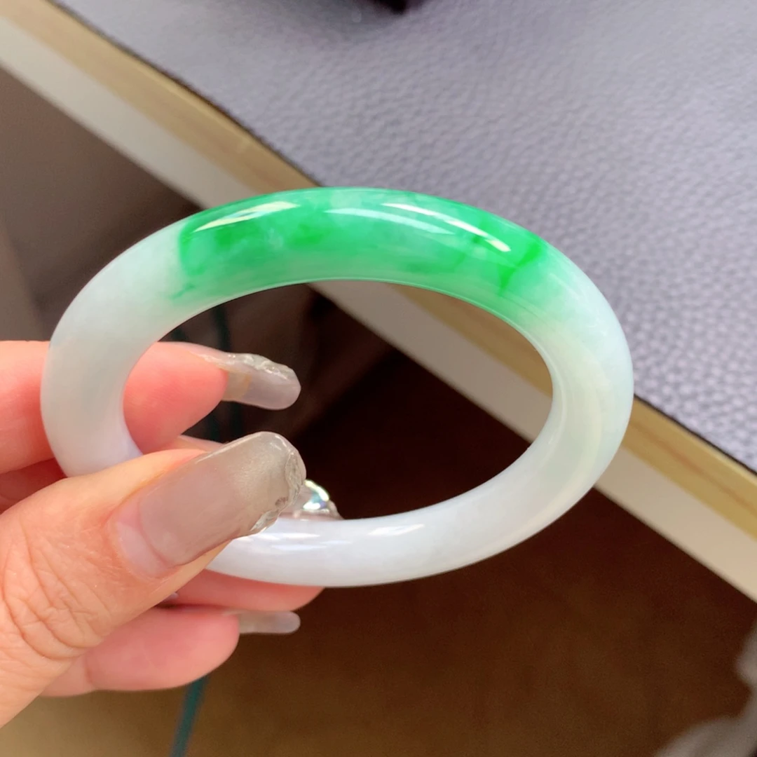 翡翠手镯未镶嵌缅甸