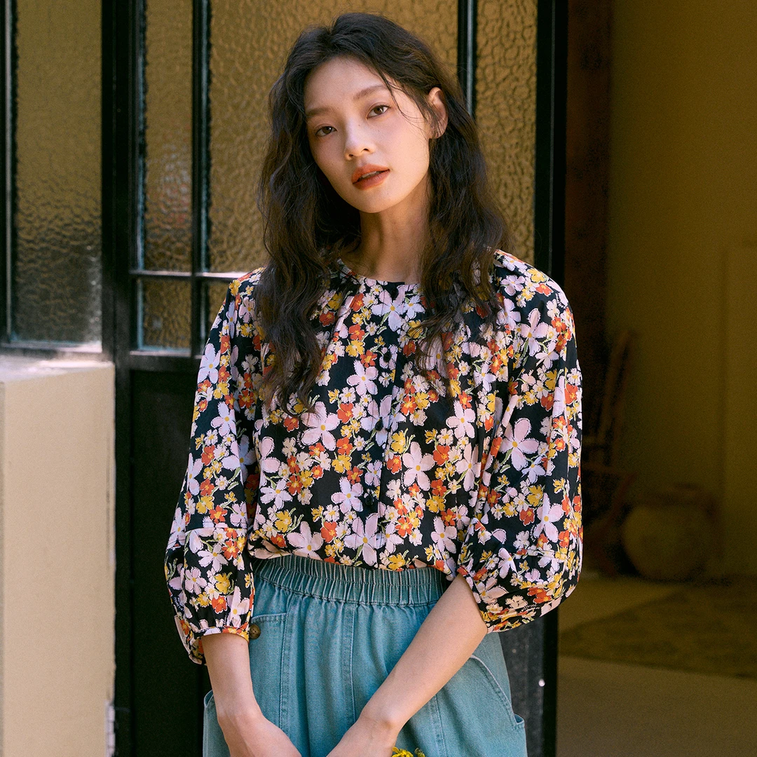 费依精致时尚圆领衬衫女2025初秋新款文艺花卉泡泡袖宽松随性上衣
