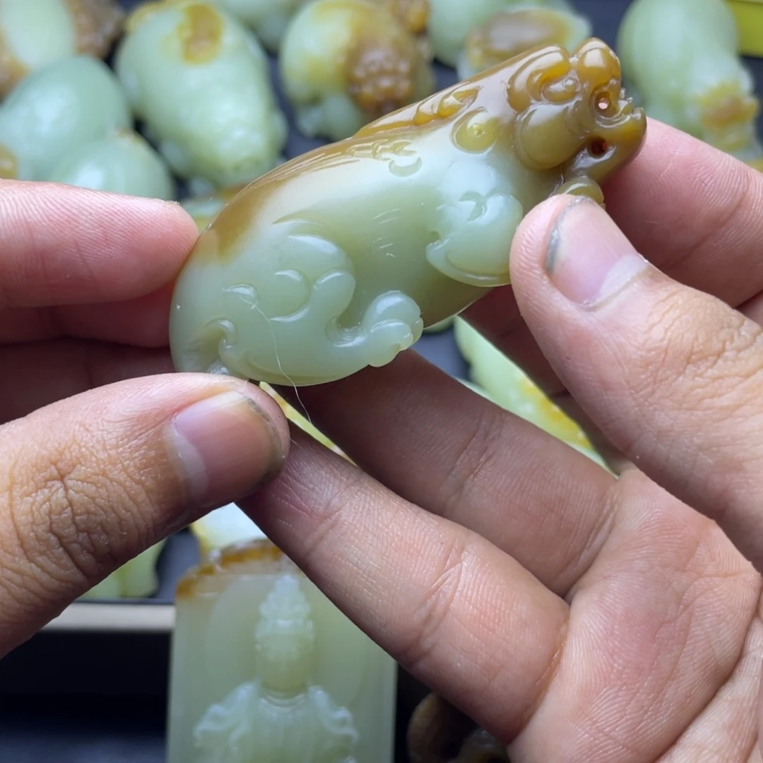 郑***子和田玉（糖玉）未镶嵌颈饰