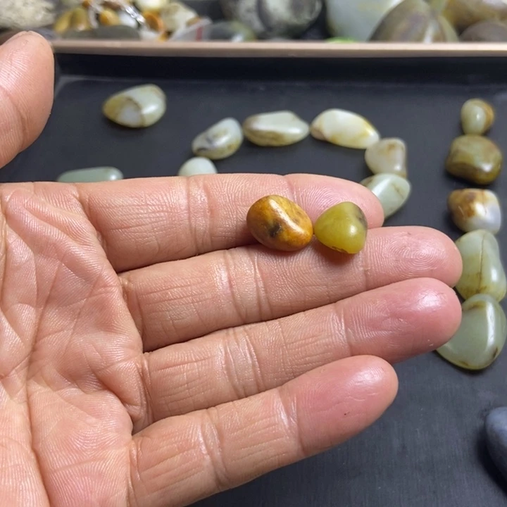 ****己和田玉（糖玉）未镶嵌珠宝奇石