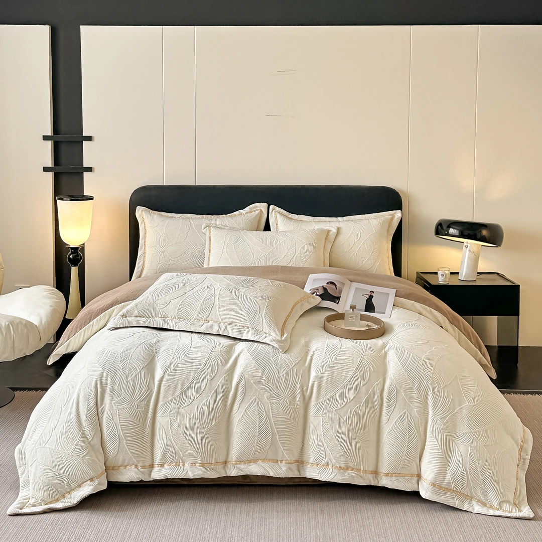 2025新款230g全消光牛奶绒织带款加厚3D立体提花雕花绒被套四件套