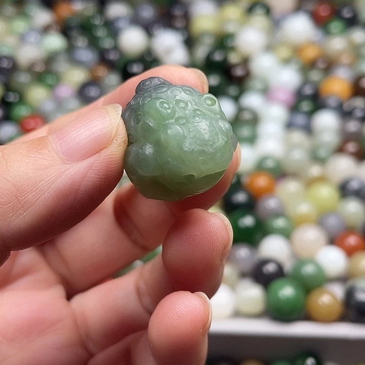 未镶嵌透闪石质玉珠宝奇石