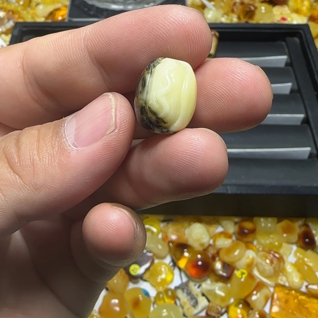 琥珀未镶嵌裸石1.4克