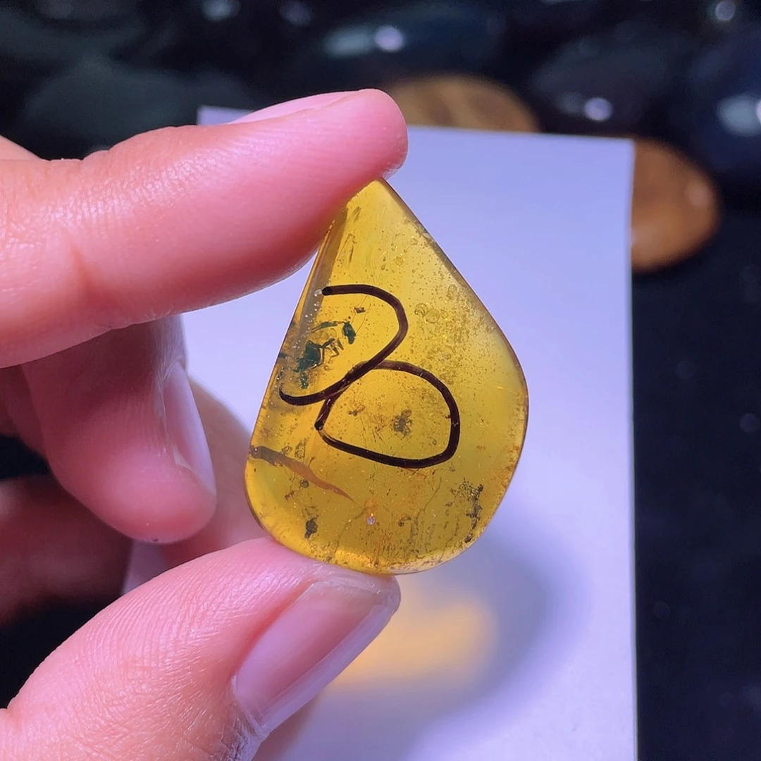 琥珀裸石未镶嵌，