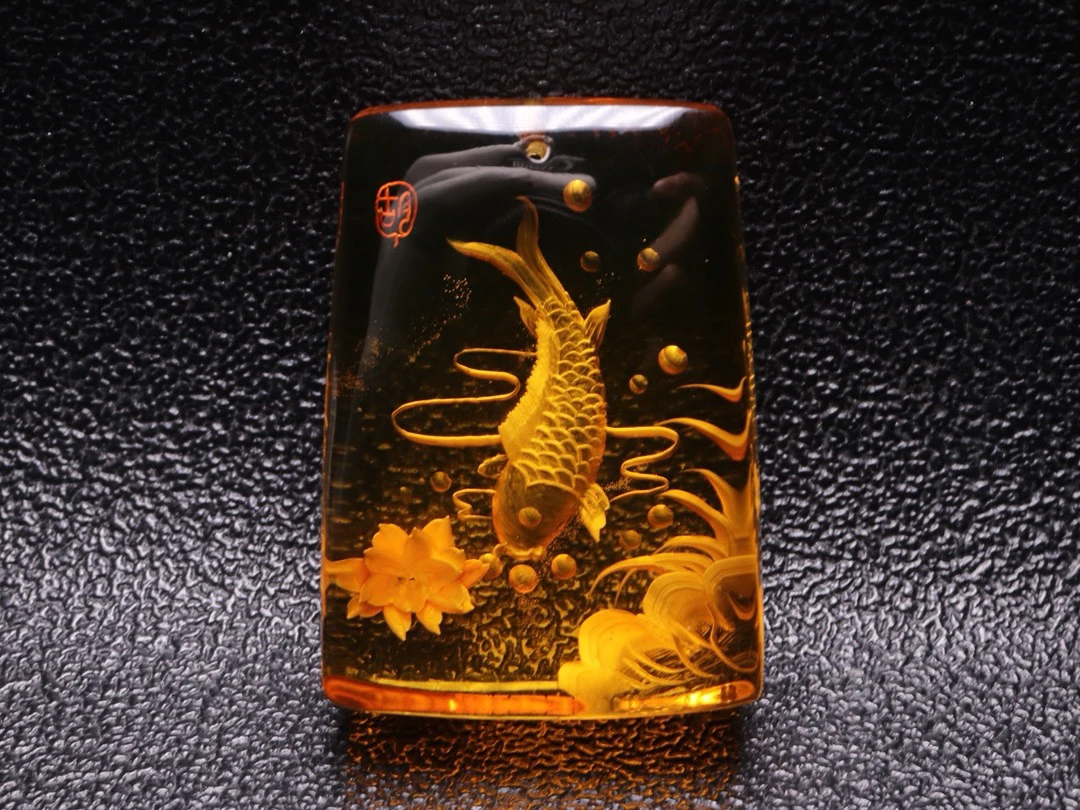 墨西哥蓝珀阴雕鱼戏莲花，年年有余雕刻工艺精湛重19.5克