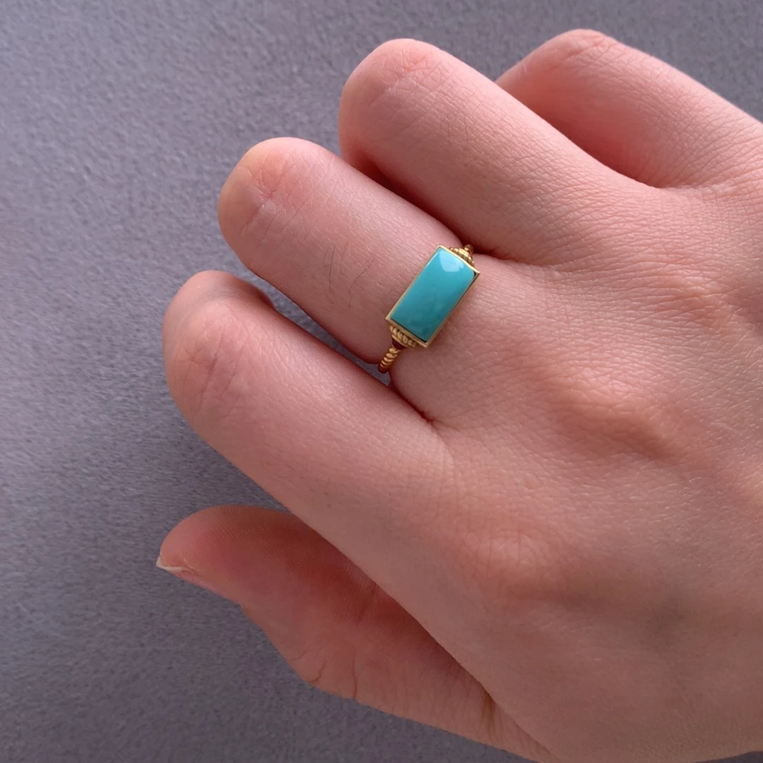 18K金镶嵌绿松石高瓷绿马鞍方戒