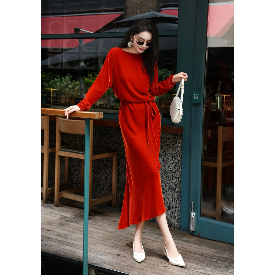 2025秋冬季新款时尚蝙蝠长袖柿红色真丝丝绒配腰带优雅长裙连衣裙