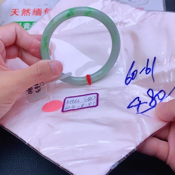 翡翠手镯未镶嵌翡翠