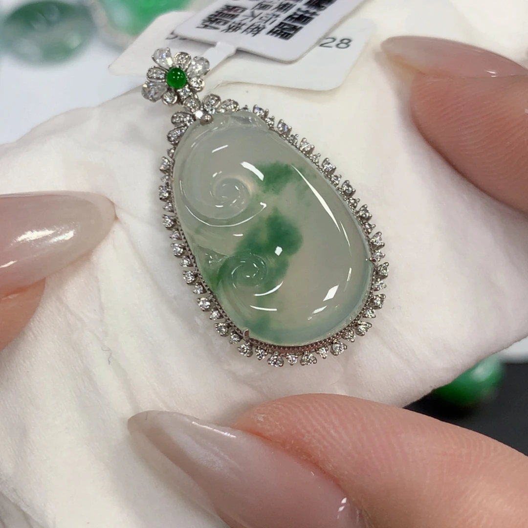 颈饰18K金镶嵌翡翠