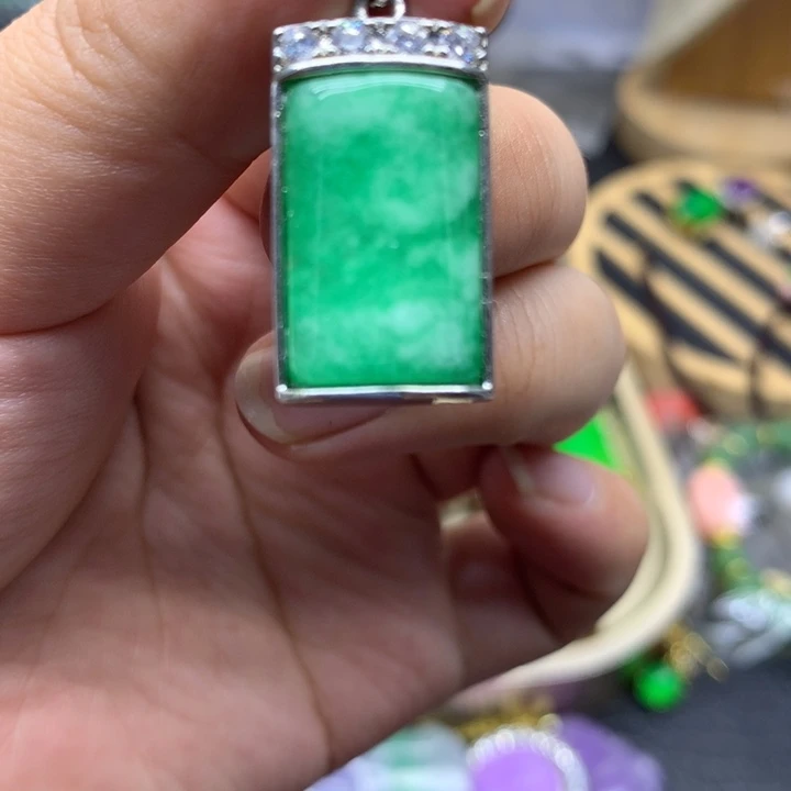 翡翠未镶嵌颈饰吊坠