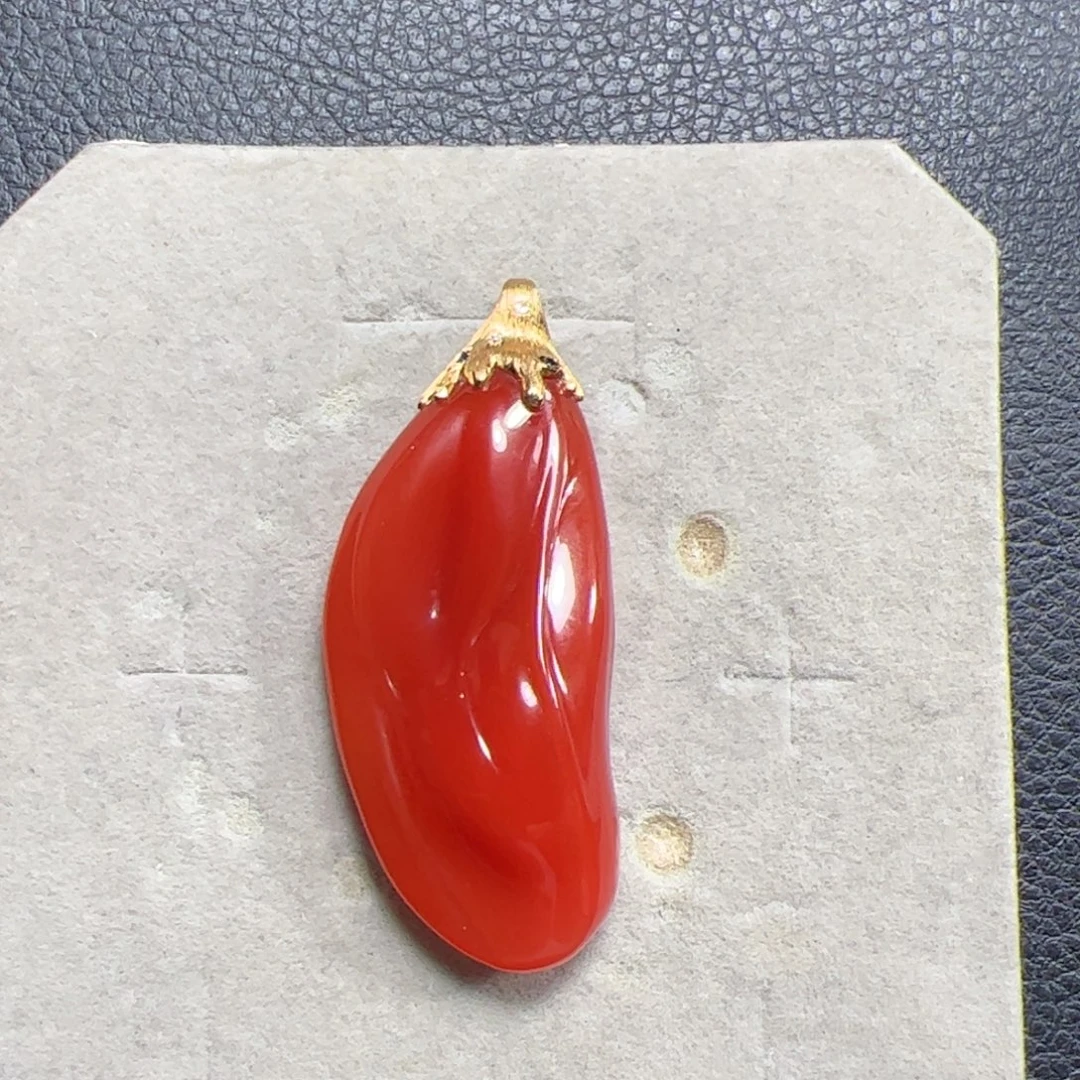 南红玛瑙18K金镶嵌随型吊坠
