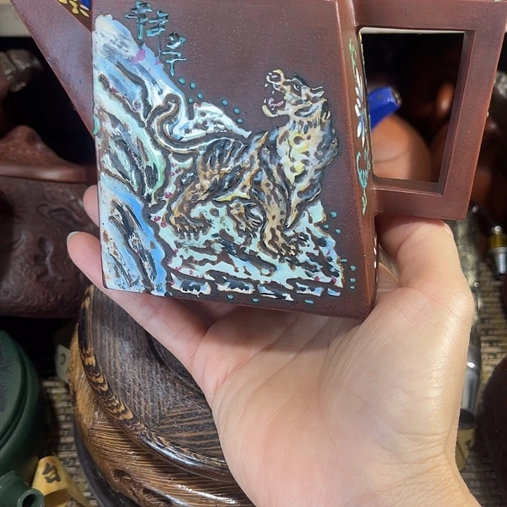 茶壶紫砂原矿泥料手工制作的一把紫砂壶。
