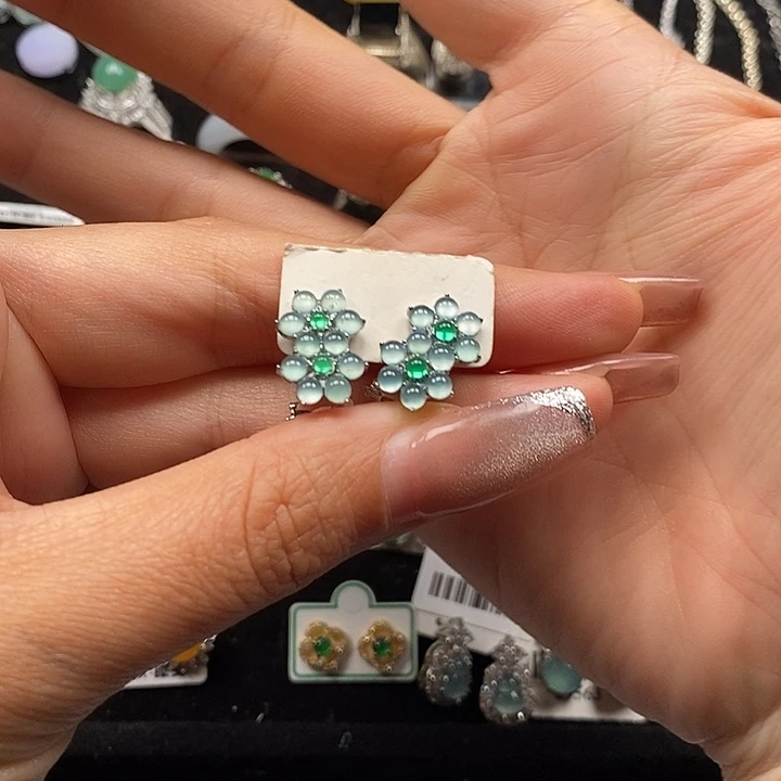 翡翠足银镶嵌耳饰