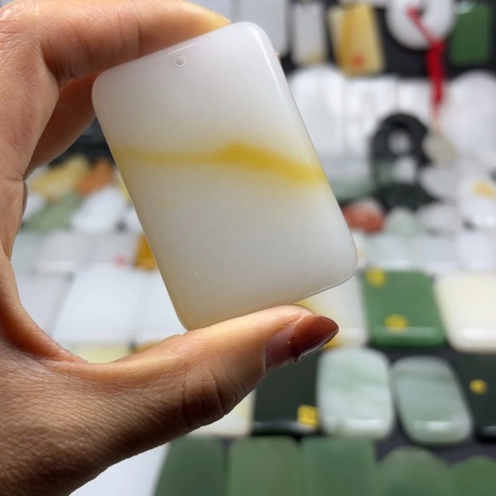 石英质玉（金丝玉）未镶嵌颈饰