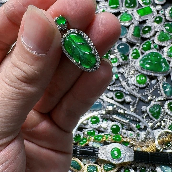 翡翠颈饰未镶嵌天然A货翡翠放漏