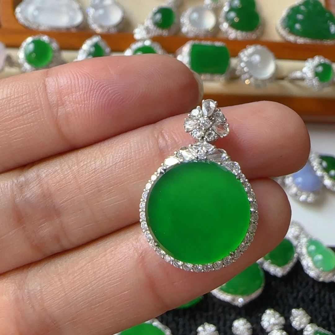 翡翠18K金镶嵌颈饰吊坠