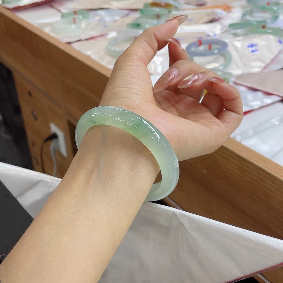 翡翠手镯未镶嵌M**怼88 号链接