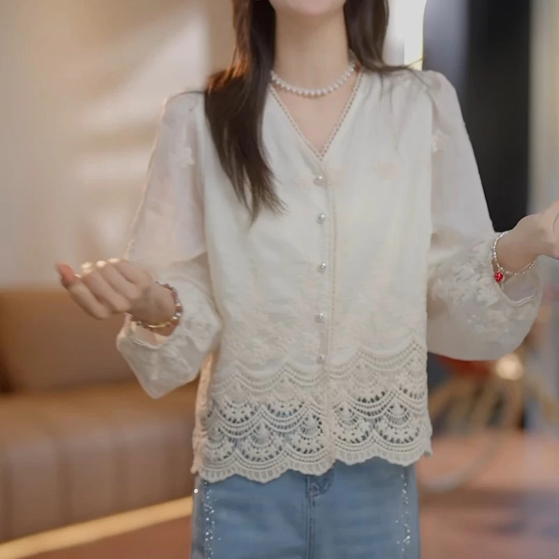 春见2025春女装V领法式蕾丝淑女长袖上衣小衫LK2502320