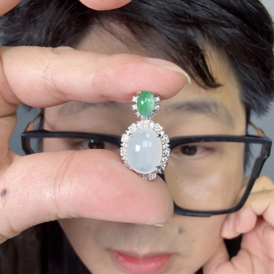 翡翠未镶嵌颈饰一件