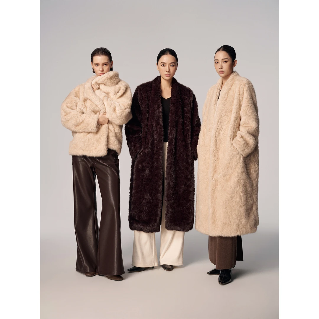 周淼【雪夜湖光】仿小湖羊长短款仿皮草浴袍式毛毛外套女ZM25W5245J