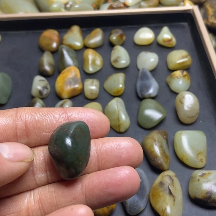 温***玉和田玉（糖玉）未镶嵌珠宝奇石