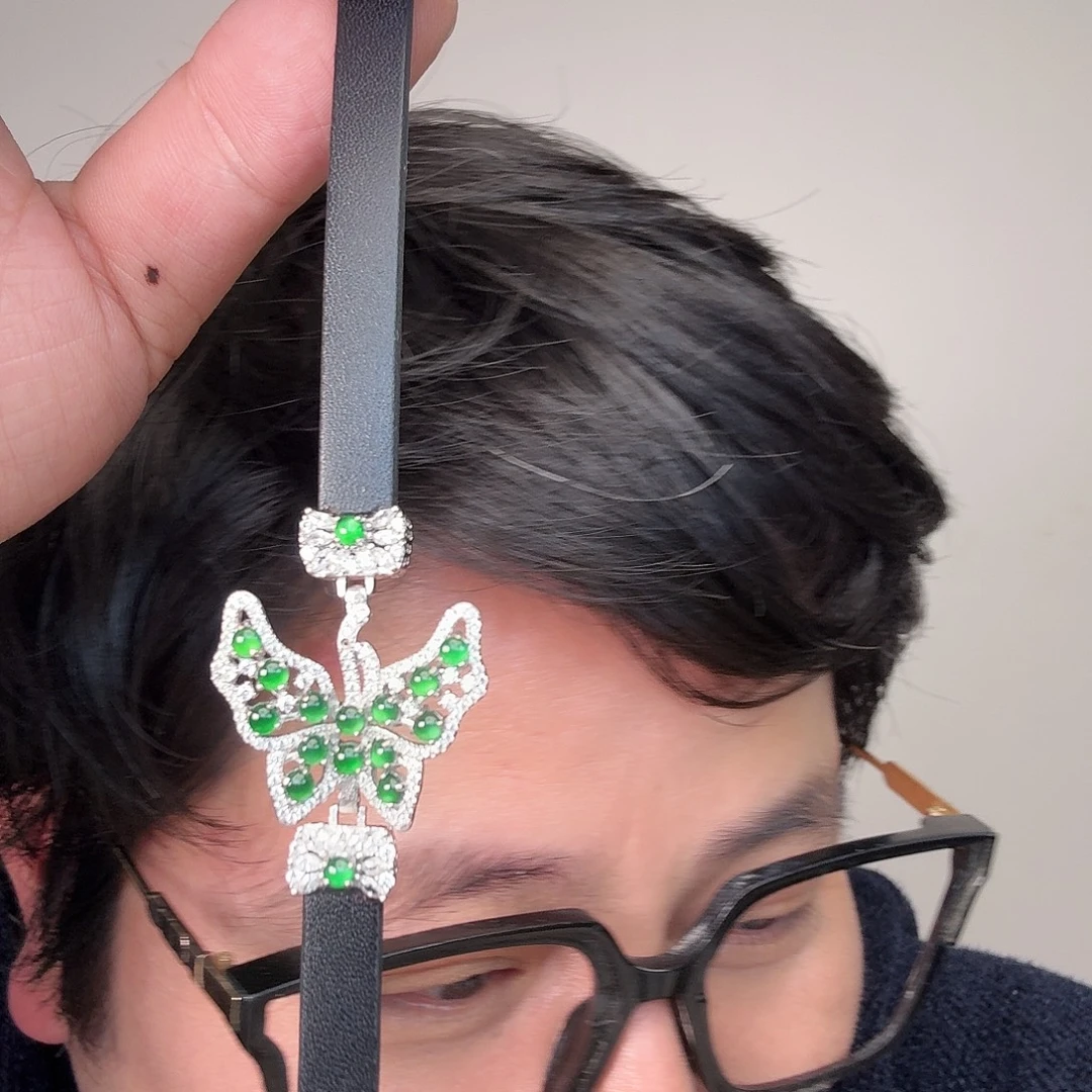 辣***儿翡翠未镶嵌颈饰一件