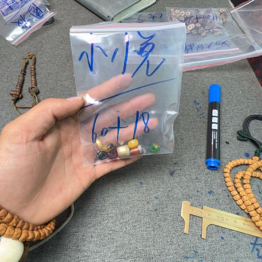 小***悦鹿骨手串/手链珠子珠子是由两种颜色的