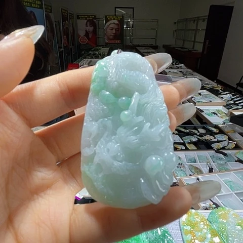 翡翠未镶嵌颈饰一个