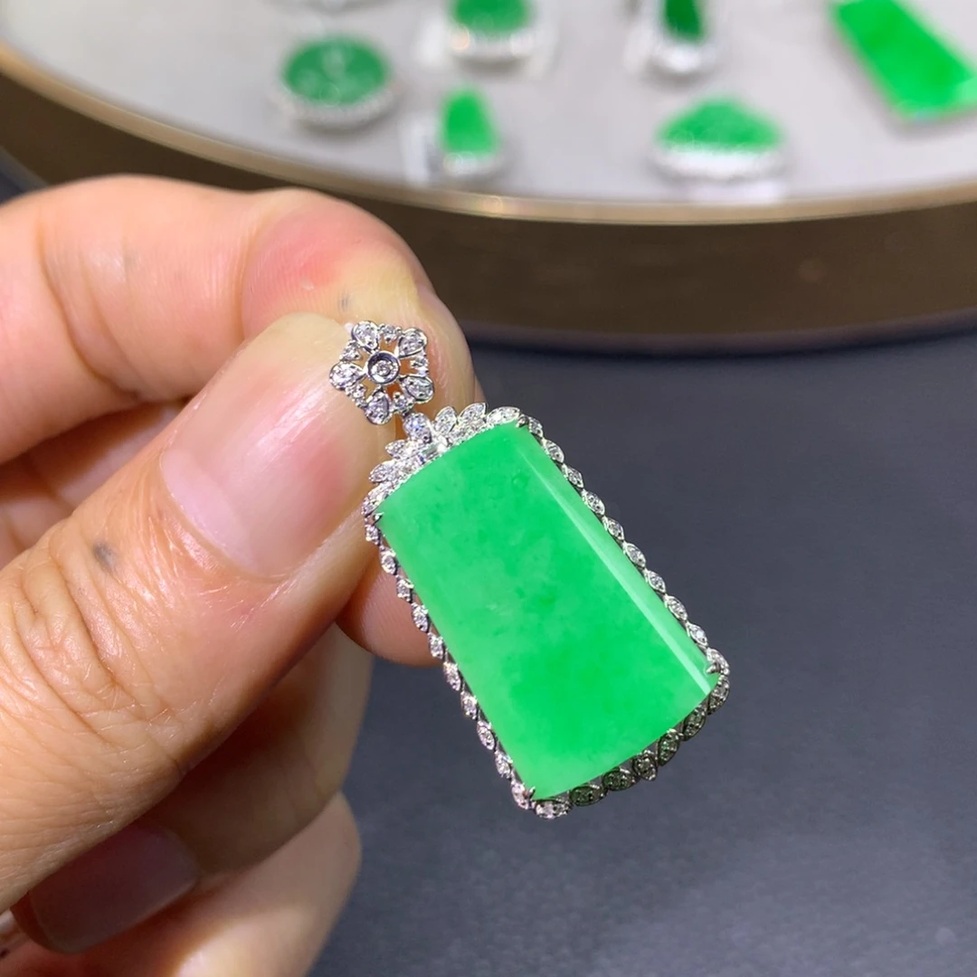 翡翠18K金镶嵌颈饰翡翠