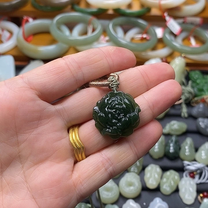 天***房和田玉未镶嵌颈饰