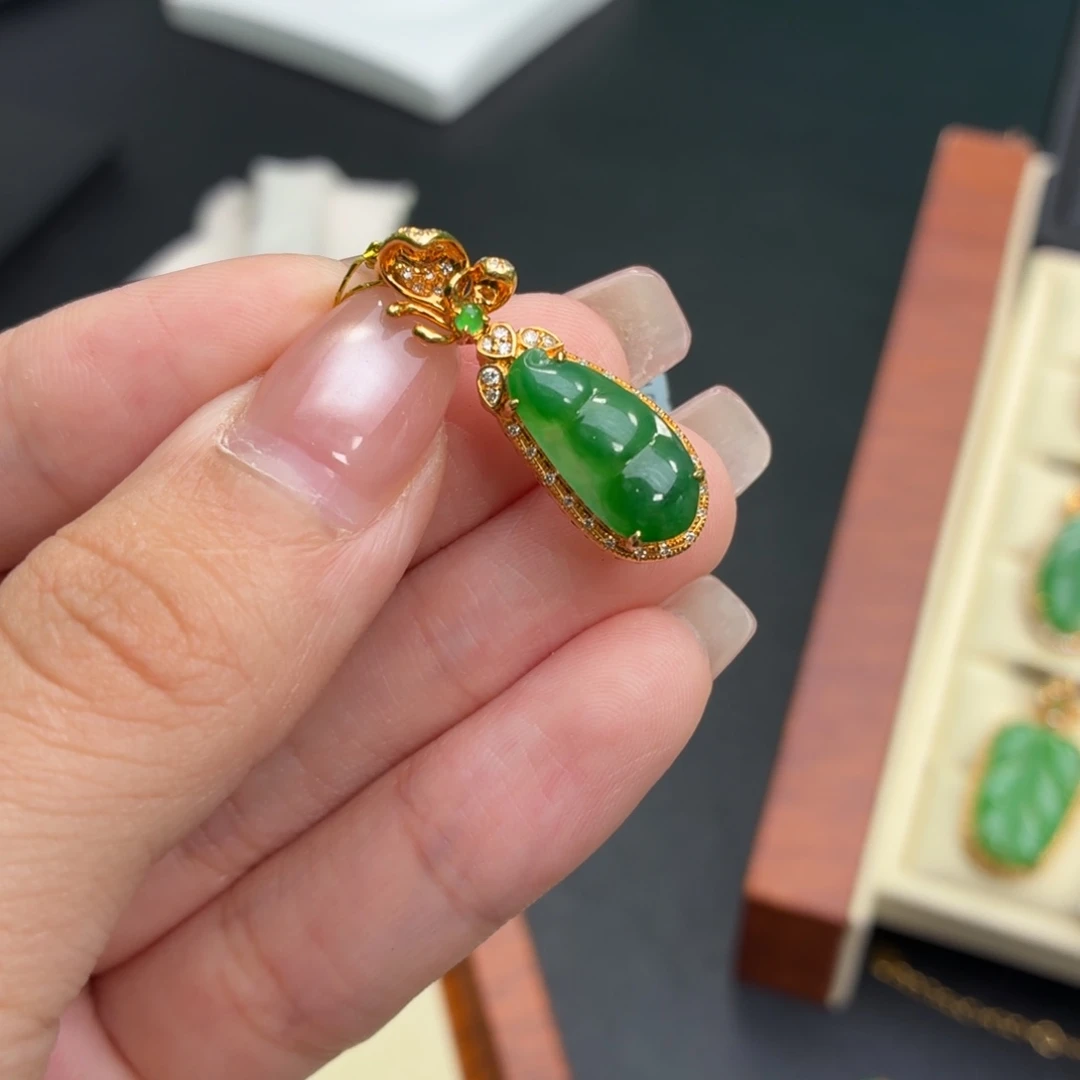 翡翠18K金镶嵌颈饰