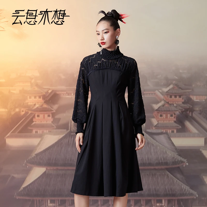 云思木想新中式2023秋冬新款蕾丝拼接钉珠优雅连衣裙11067
