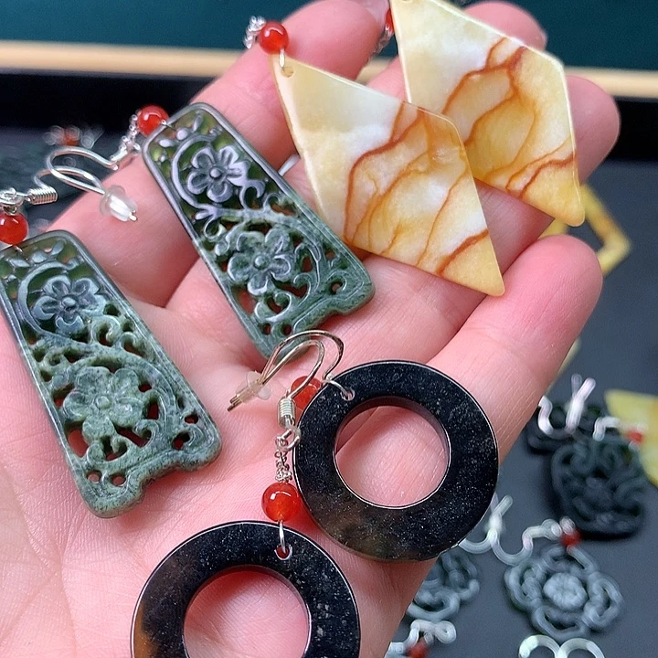未镶嵌蛇纹石玉耳饰