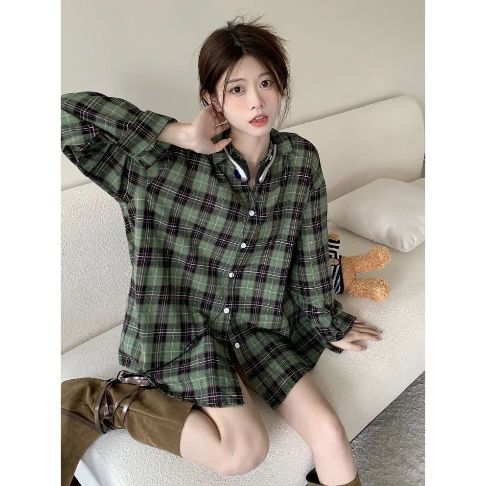 秋季长袖格子绿色显白磨毛衬衫女2025法式设计感宽松中长款外套