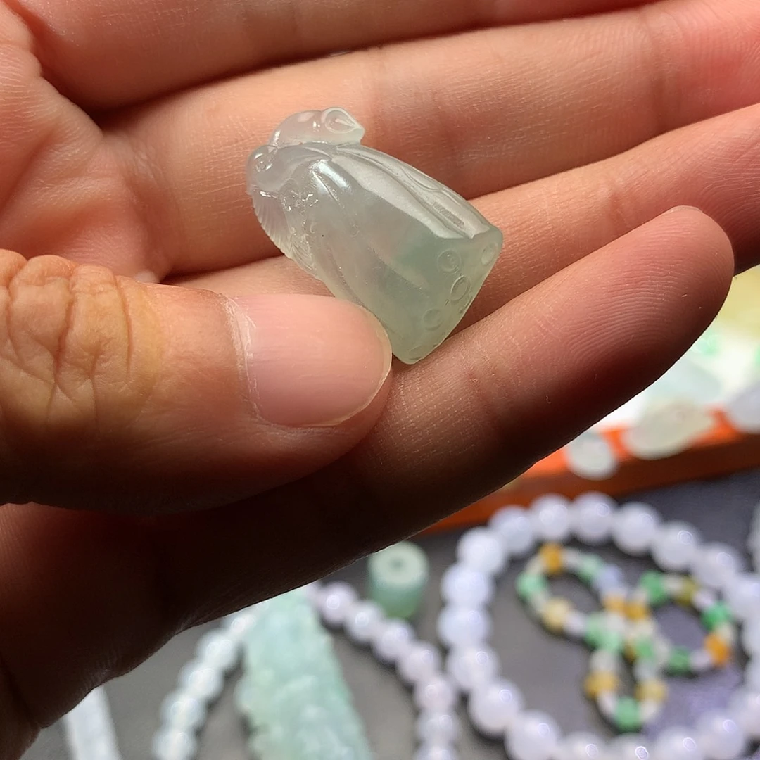 翡翠未镶嵌颈饰莲蓬
