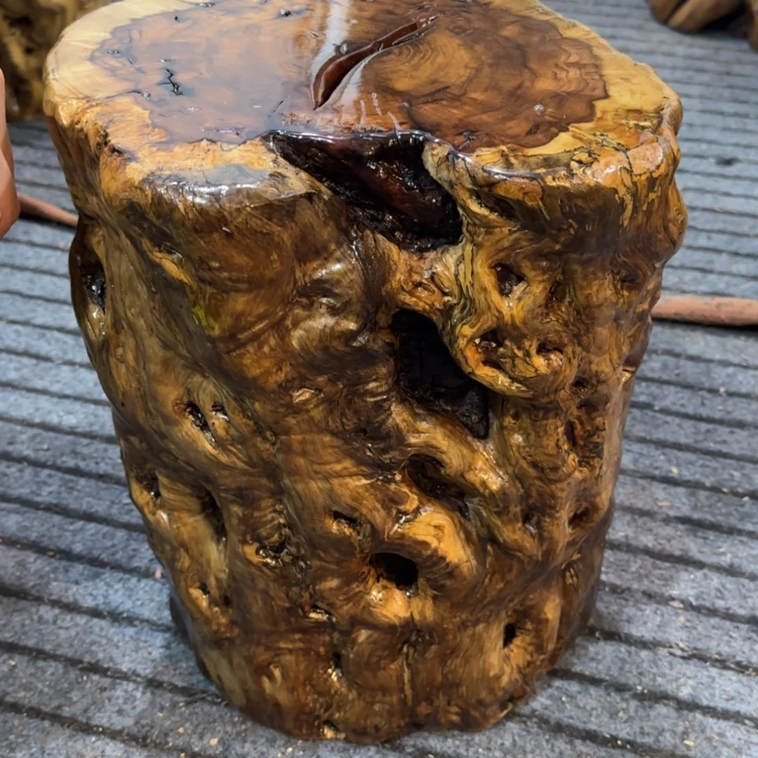 山***泉龙纹鸡心枣木手工艺品