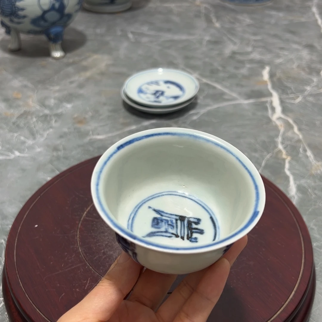 一个单色的釉的小盏