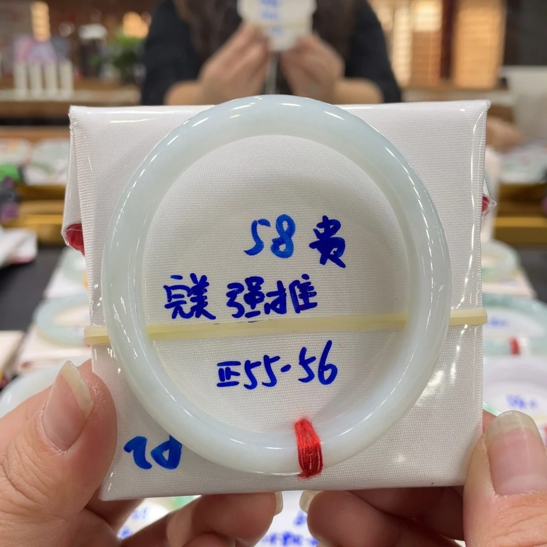 翡翠手镯未镶嵌翡翠