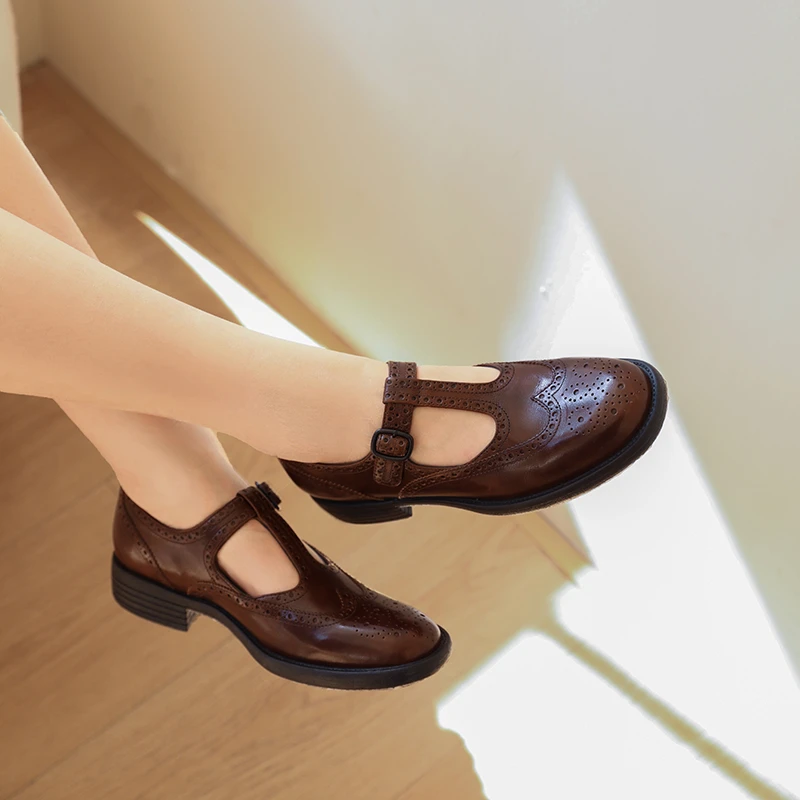 跑跑大码女鞋【传承系列】手工雕花布洛克玛丽珍擦色平底单鞋柔韧