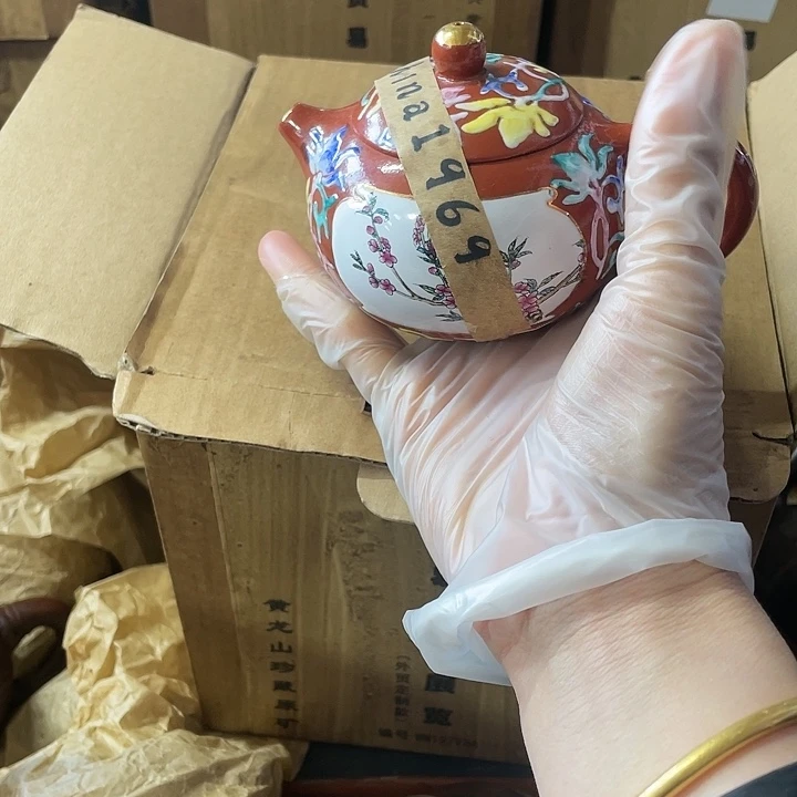 紫砂茶壶原矿泥料纯手工制作的一把紫砂壶。