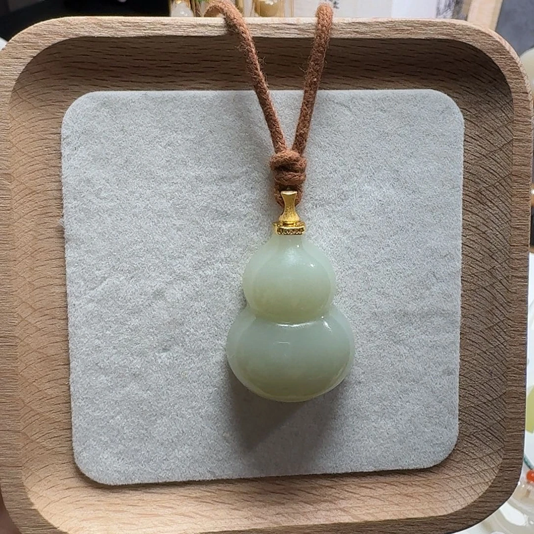 玲***，和田玉18K金镶嵌颈饰瓷蓝葫芦