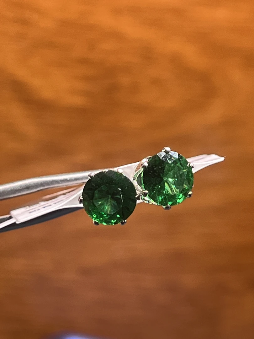 702简单电光祖母绿耳钉