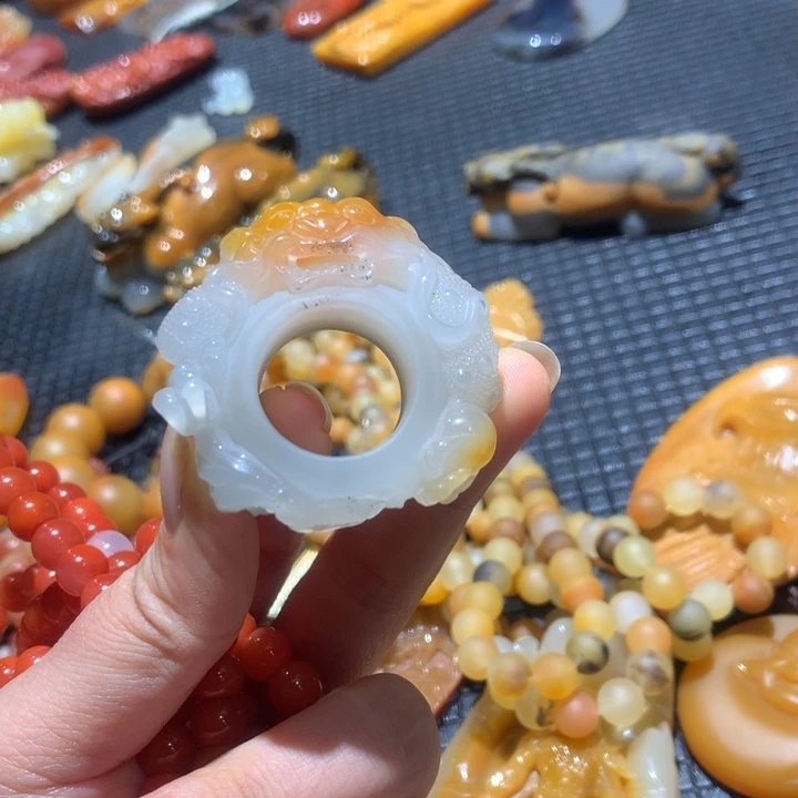 石英质玉（黄龙玉）未镶嵌颈饰