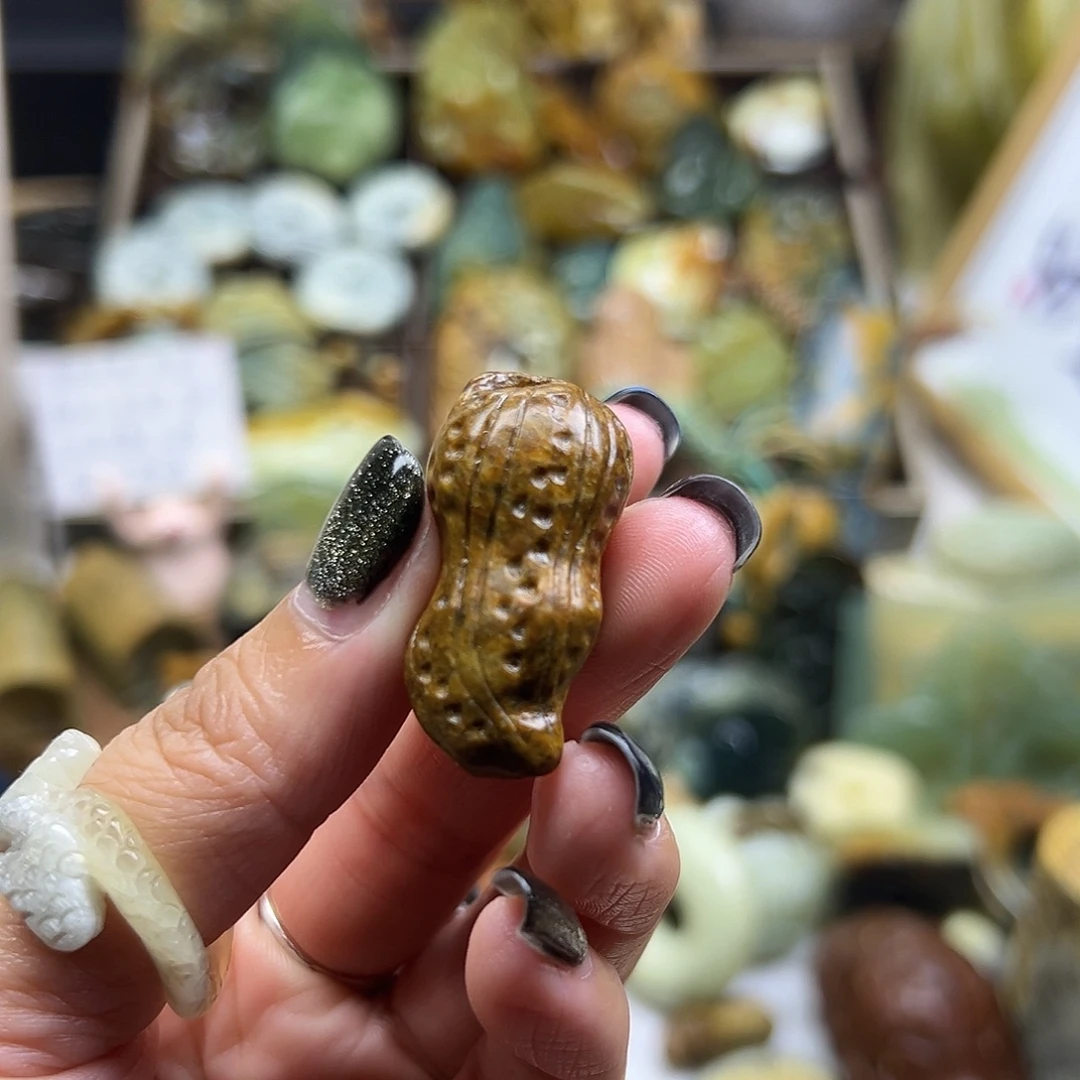 岫岩河磨玉（透闪石质玉）未镶嵌颈饰河磨玉花生有个小瑕