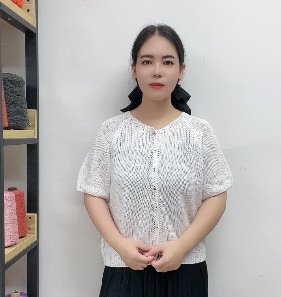 白色开衫款进口兰精三丝一两（50克）手工编织线